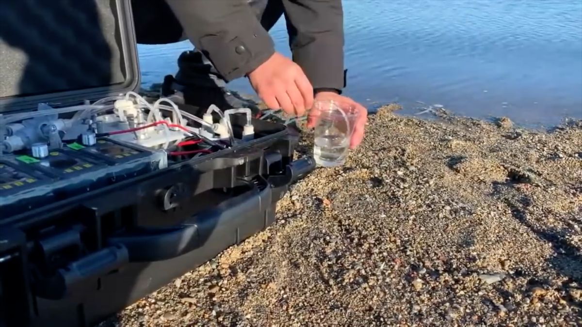 Kufřík vědců z MIT vyrábí pitnou vodu ze slané. Myslí na uprchlíky i vojáky
